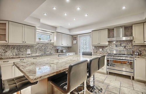 Alcona Cottage | 6 Bedroom Executive Cottage near Lake Simcoe & Innisfil Beach Park