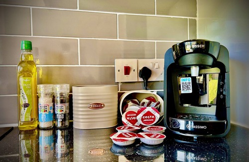 Colchester House | 6 Bedroom House-Sleeps 12-Big Discount Long Stays!