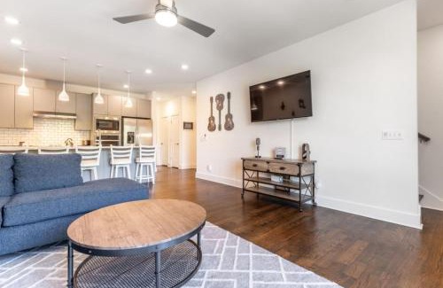 Hermitage House | 6 Bedroom Quiet Townhome! 6min to Airport & 15min to Downtown!