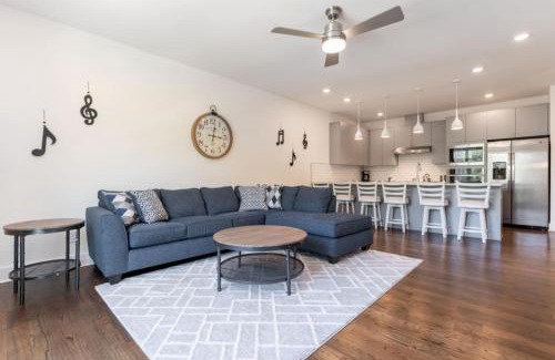 Hermitage House | 6 Bedroom Quiet Townhome! 6min to Airport & 15min to Downtown!