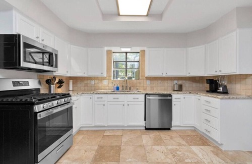 Kingwood Apartment | 6-Bedroom Retreat, Pool & Spa: 20 Min Downtown GB