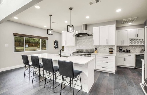 Austin House | 6 Bedroom | Sleep 20 | Pool | Hot Tub | Pool Table