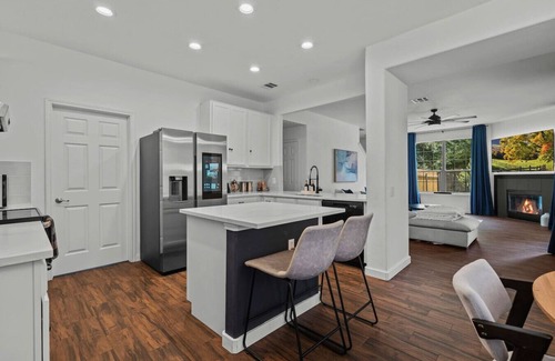 McKinney House | 6 Bedroom Villa | Pool | Hot Tub | Party Cabana