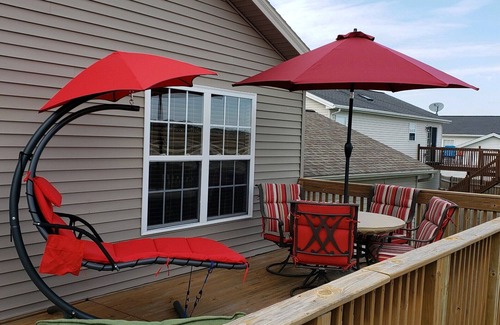 Lawndale House | 6 bedrooms, 3 full bathrooms. 10 minutes to State Farm, Rivian, and ISU.