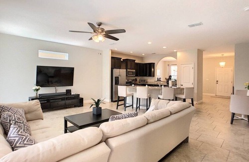 Loughman House | 6 Bedrooms/5.5 Bathrooms/Solterra (5278WW)