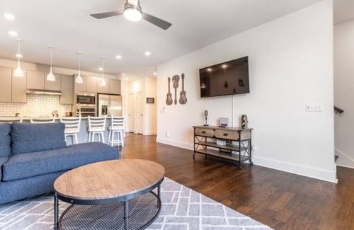 Hermitage House | 6 Beds + Safe & Quiet! 6 to Airport & 15 to Downtown!