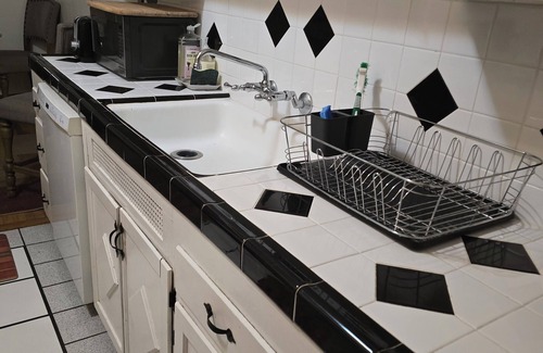 Downtown Apartment | 6 blocks to Santa Monica beach, great neighborhood