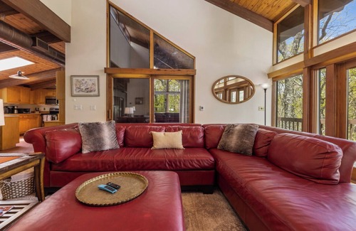 Wintergreen Cabin | 6 BR home, NEW HOT TUB, EV Charger.Walk to slopes! Close to wineries & breweries
