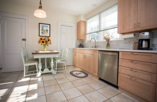 Top of the Hill House | 6 BR Monthly Rental in Newport, Great Location!Walk to Cliff Walk, Beach, Thames