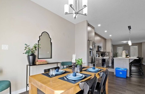 North Central Edmonton House | 6 BR | Sleep 12 | Stadium & Rogers | Yard | Garage