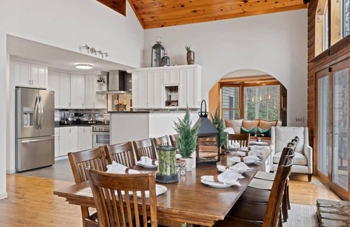 Fairview House | 6 Br Sleeps 16 - Game Room - Hot Tub - Firepit