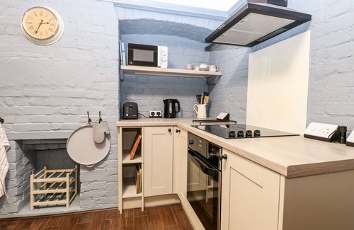 Kessingland Cottage | 6 COASTAL COTTAGES, pet friendly, with a garden in Kessingland