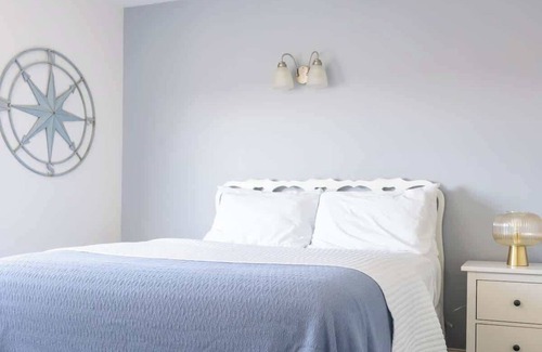 Newport Hotel | #6 | Comfy Room w/Queen-bed
