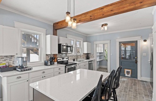 Williamstown House | 6 Min to Ark! Accommodates 17!