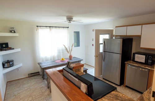Castleton House | 6-Person House with private hot tub and screen porch