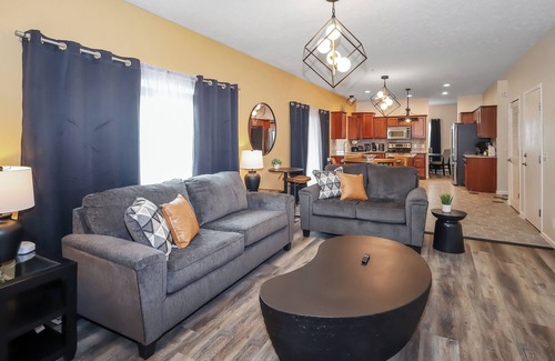 McArdle House | 6 Private Bedrooms w HDTV & Desks, 3 Showers, Large Deck w/Grill, NW Omaha,