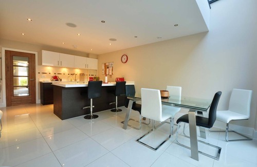Westbourne Cottage | 6 Sandbourne - a semi-detached house that sleeps 8 guests in 4 bedrooms