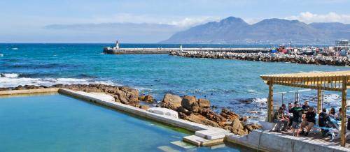 Fish Hoek Apartment | 60 m² Apartment ∙ 2 bedrooms ∙ 127 guests