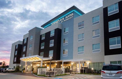 Conroe Hotel | 60 m² Hotel ∙ 5 guests