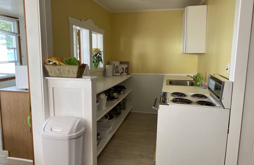 Town of Yates Cottage | 60 minutes from Niagara Falls