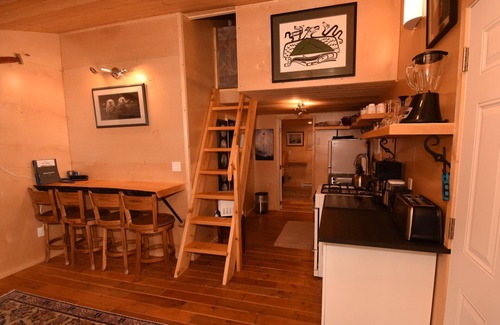 Tofino Cabin | 60 Steps to world renowned Chesterman Beach Super Clean Great Location!