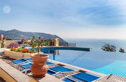 Ospedaletti Villa | 600 m² Villa ∙ 8 bedrooms ∙ 20 guests