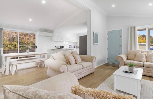 Berridale House | 61 Myack Street - Modern 4BR Home in Berridale l WiFi l Aircon