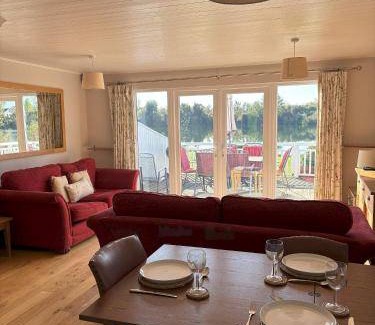 South Cerney Cabin | 65 m² Lodge ∙ 3 bedrooms ∙ 6 guests