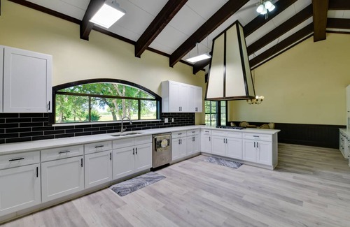 Pilot Point House | 650 m² House ∙ 7 bedrooms ∙ 23 guests