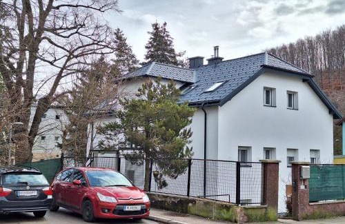 Purkersdorf Apartment | 65m2 Apartment near Vienna - Up to 6 Guests - Self Check-in - Free Parking