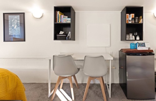 Bluff Hill Apartment | "66" Private Studio on Bluff Hill