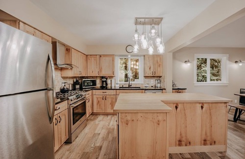 Glacier Cabin | 69SL - Upscale - Hot Tub - Wi-Fi - BBQ - Sleeps 8 by RedAwning
