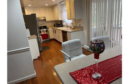 Colesville House | 6BDS HANDS&HEART EXTENDED , LUXURIOUS 6BDR 2.5 BTH