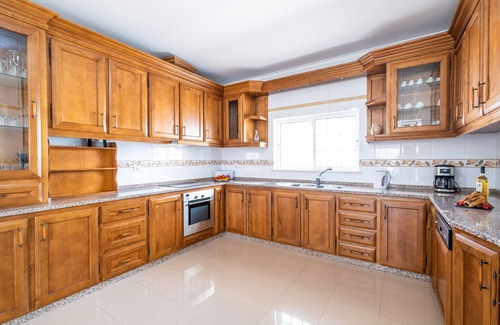 Albufeira Villa | 6BR + Annex, BBQ & Private Pool in Albufeira