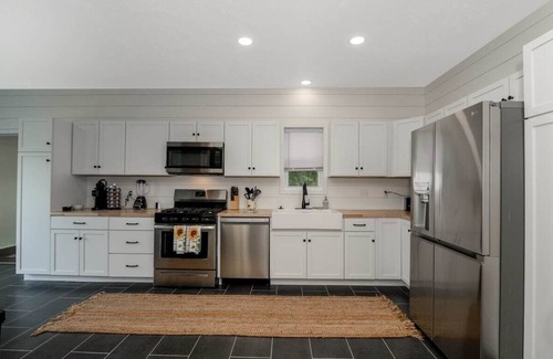 Cleveland House | 6BR House|Near Cleveland Clinic| Sleeps up to 14!