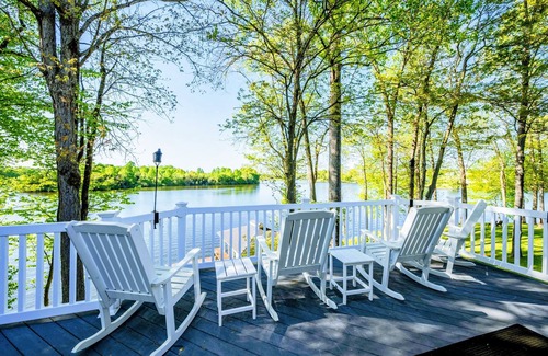 Livingston House | 6BR Lakefront Lake Anna, Views, Boat Dock, Hot Tub