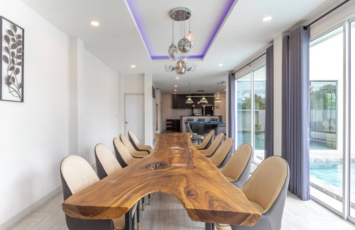 San Kamphaeng Villa | 6BR Pool Villa w/Karaoke and Pool Table near Golf