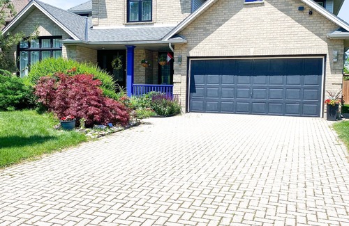 Sarnia House | 6BR Sleeps 12 Stocked Kitchen 10-Min Stroll to Lake Huron