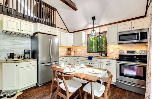 Pocono Lake Cottage | 6min walk to pool, AC, Wi-Fi, Arcade, Firepit, BBQ, Deck.