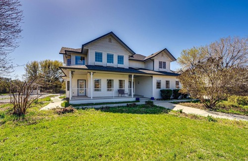 Central Okanagan House | 7-BDRM house on acreage suited for gatherings in Lake Country 2 blocks to beach