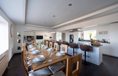Aberdeen House | 7 Bed Barn with Hot Tub, Cinema and Games Room