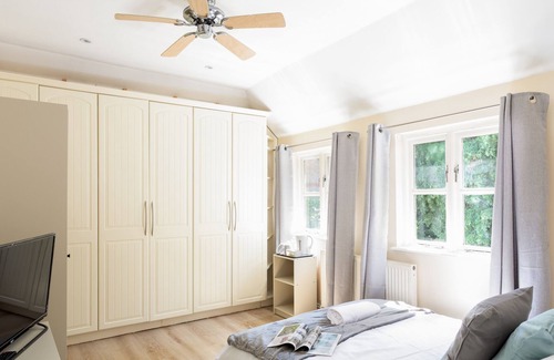Hainault Cottage | 7 Bed Detached Cottage with Free parking and WiFi