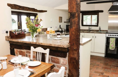Wall-under-heywood Cottage | 7 GRETTON, romantic, character holiday cottage in Cardington