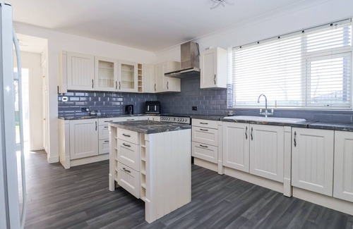 Bridlington Cottage | 7 KINGSFIELD COTTAGES, pet friendly, with hot tub in Bridlington