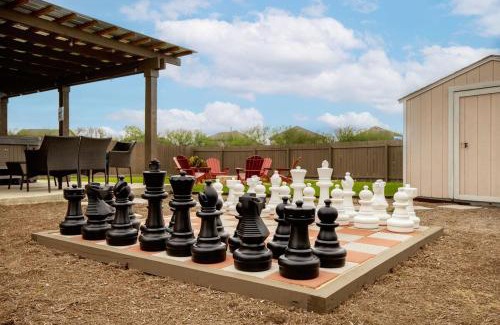 West San Antonio Villa | 7 mi Lackland BMT HotTub SeaWorld Bocce BIG CHESS