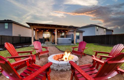 West San Antonio Villa | 7 mi Lackland BMT HotTub SeaWorld Bocce BIG CHESS