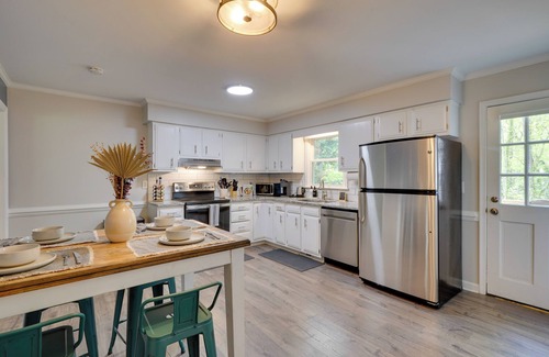 North Raleigh House | 7 Mi to Dtwn Raleigh: BBQ-Ready Townhome!