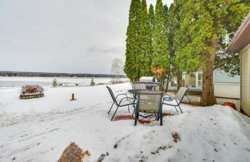 Petoskey House | 7 Mi to Nubs Nob Lakefront Abode with Fire Pit!