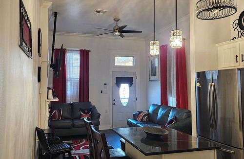 Treme House | 7 MINS FROM FQ! Charming 2-bedroom house within POPULAR New Orleans Area
