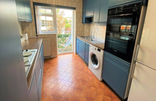 Redhill House | 7 Mins to Gatwick Airport, Easy Commute to London! Comfortable King Size Bed!